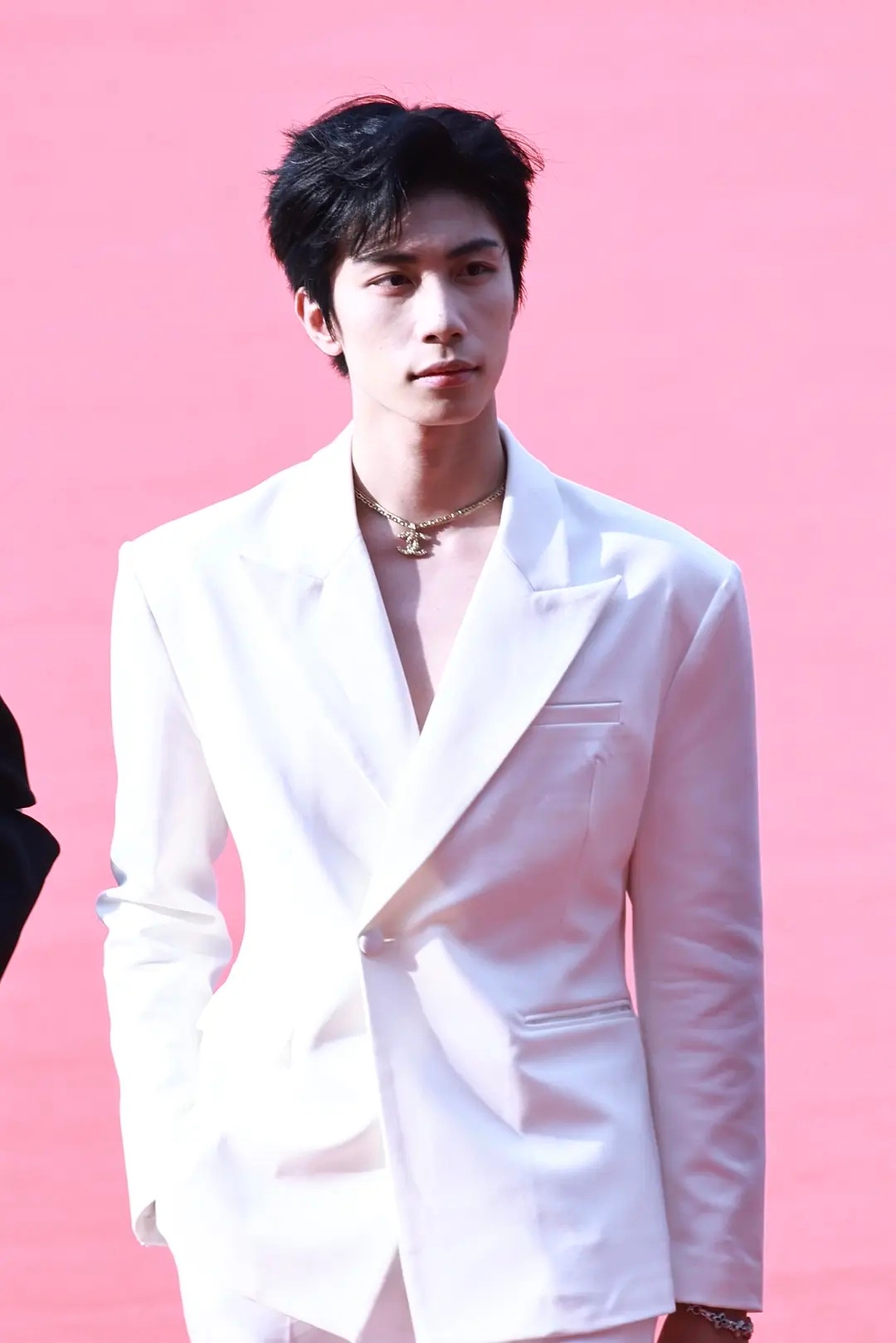 横店微短剧之夜红毯，来审判一下短国演员们，感想是们短国滤镜还是开得太厚了… ​​