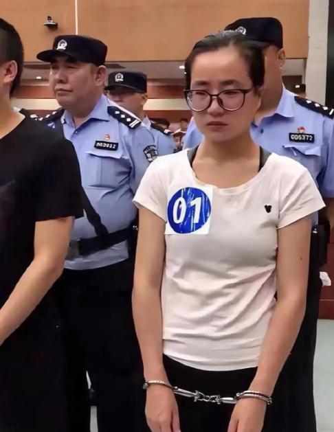 [中国赞]2019年，正在读硕士的杨春燕，在教室上课时被警方带走。老师一脸惊讶地