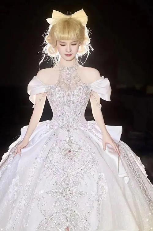 昨天下午，我妹妹去面试，考官问：什么衣服一辈子只能穿一次？妹妹回答：烂衣服。考官