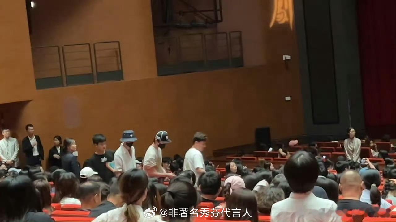 马嘉祺丁程鑫一起看话剧风年99 ​​​