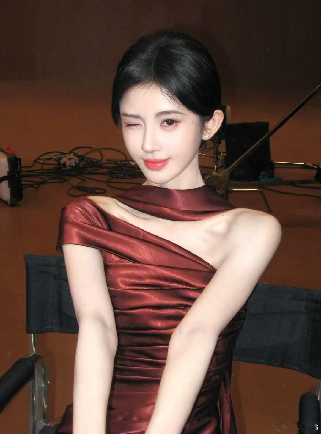 鞠婧祎挂脖缎面裙完全是脸蛋天才 ​​​