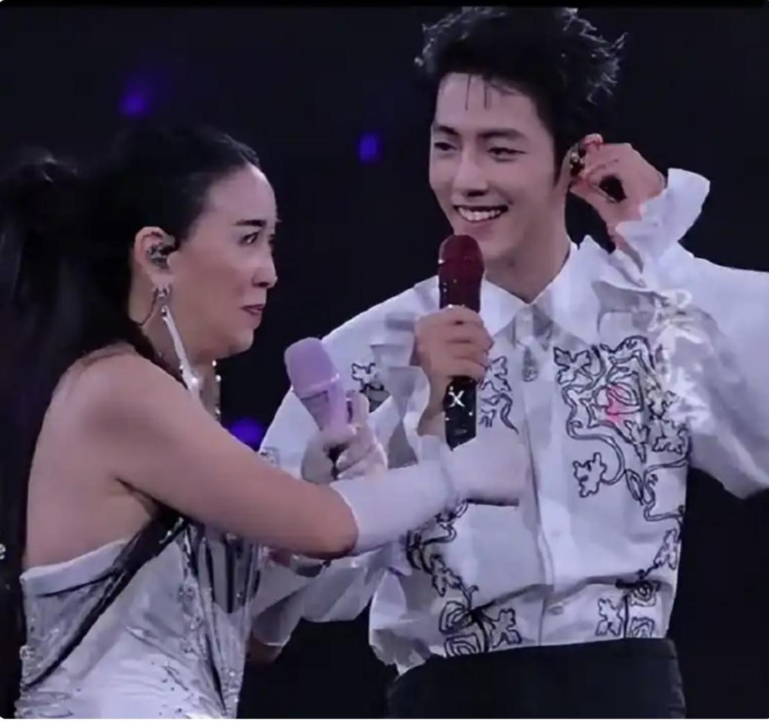 肖战作为那英北京演唱会嘉宾，一首春暖花开，直接把那英演唱会热度送上热榜第一，真的