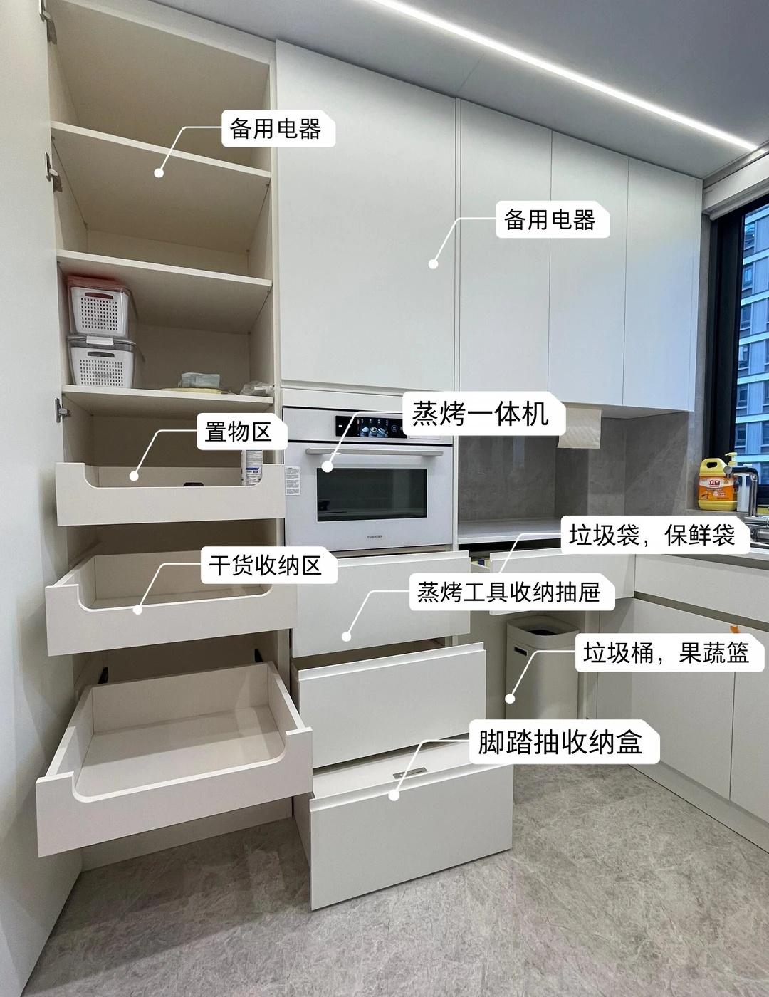 精装房爆改厨房，榨干每寸空间做好收纳分区
女性设计师的生活感，在橱柜里展现得淋漓