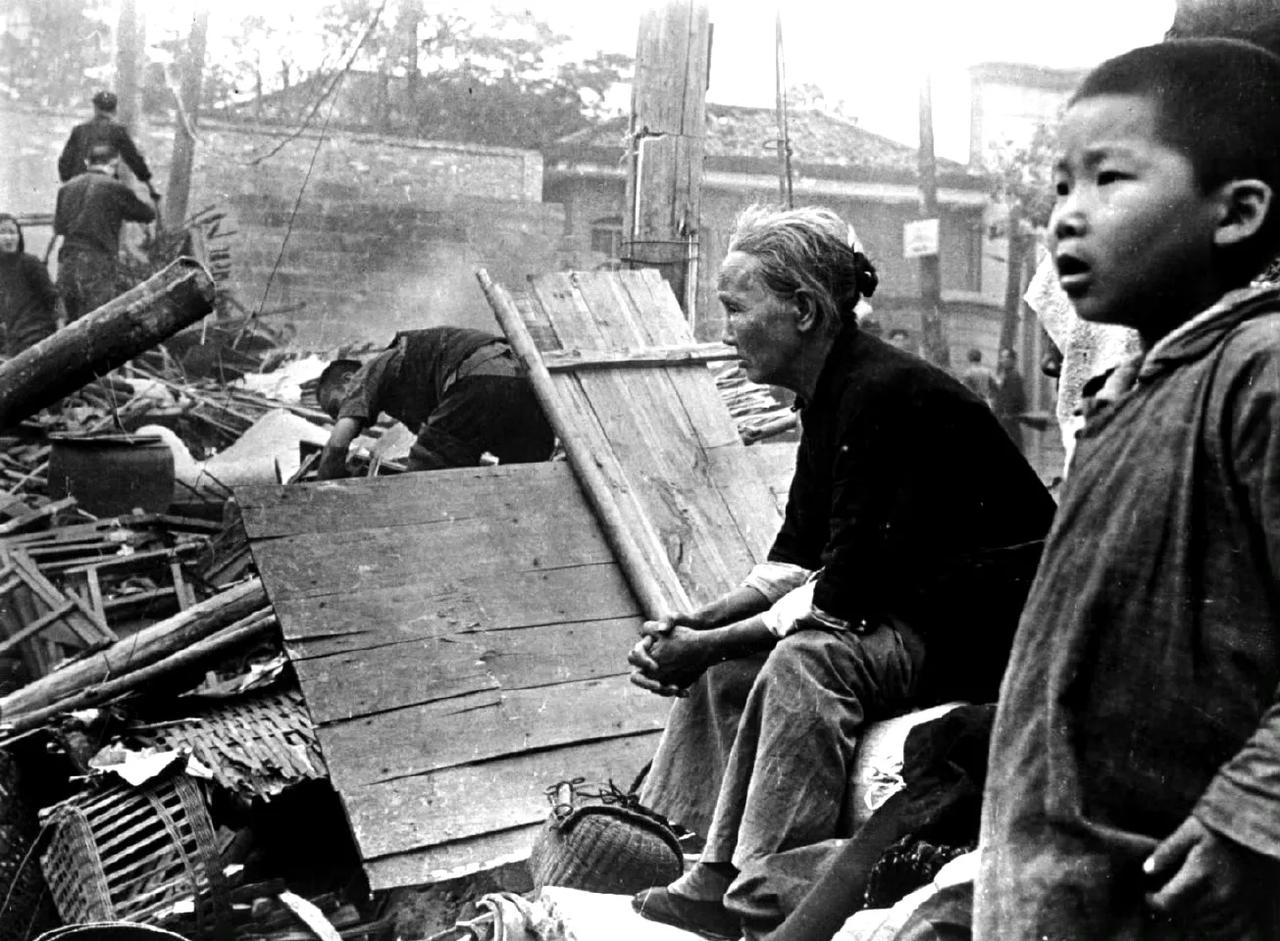 1938年，被日军轰炸后的重庆街头，到处都是残垣断壁，失去家园的市民苦不堪言。