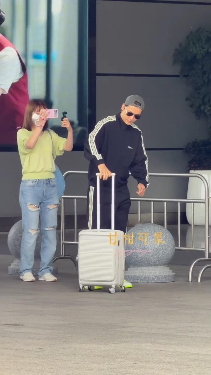 陈伟霆捡佛爷应援板 陈伟霆和粉丝的互动永远这么有趣，一个撒娇吐槽一个假装懵圈，这