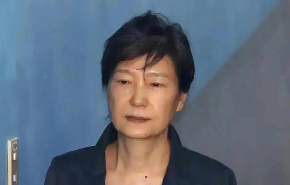 韩国政坛，真是杀疯了。尹锡悦刚被法院一审判了无期徒刑，同一天，74岁的朴槿惠养老
