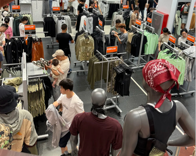 大家有没有发现，00后的消费已经完成了一次无声的主权转移。大家不再是被动等双11