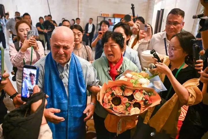 赛考斯说中国让我成为更好的人 有些人的心态呢，就是对一切美好的东西，都会感到难受