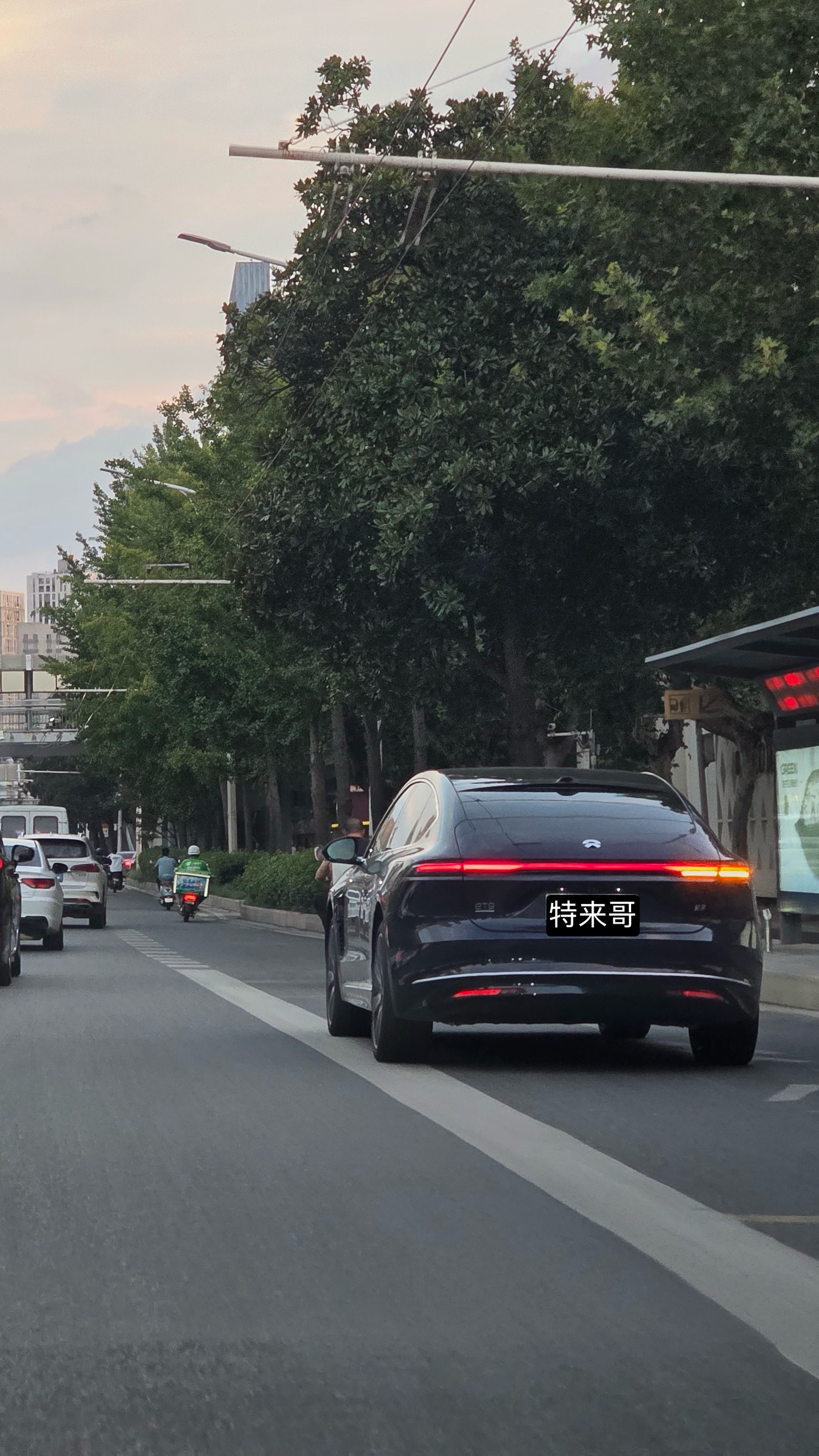第一次被车友路拍到我开的ET9在行驶的照片这个车尾设计，优雅有力量ET9体量感、