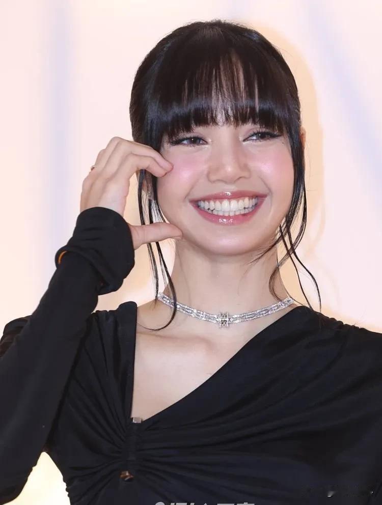 
真被网友们的疯狂折服了[捂脸]
Lisa和金珉奎同框竟然引发了一场恶战，不得不