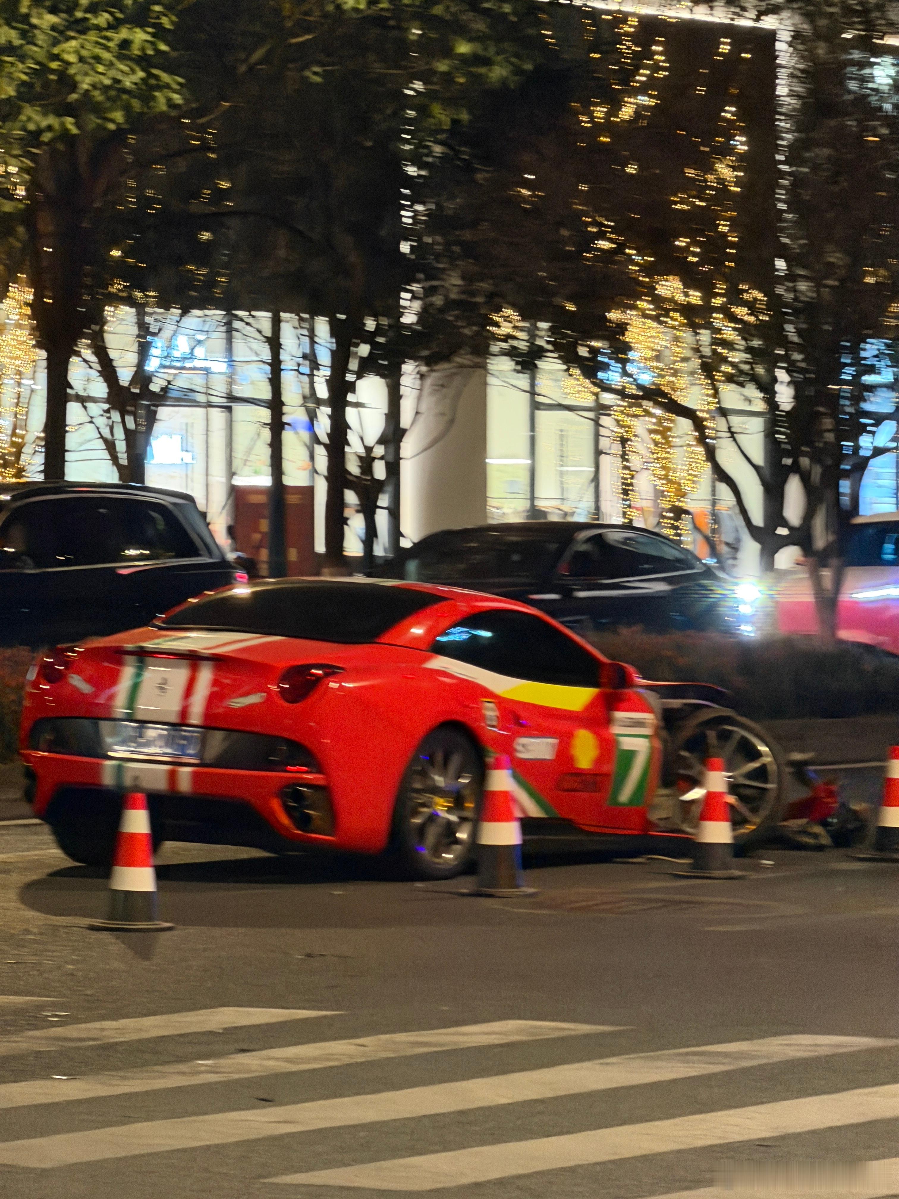 这么漂亮的加州就撞了 可惜法拉利