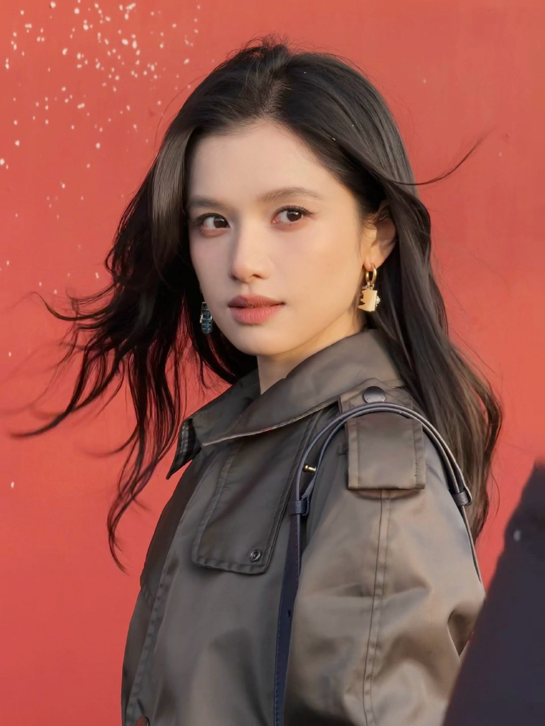 张婧仪冬日女神来的 张婧仪最新随拍美成啥了，完全是冬日女神来的呀深色大衣＋米色围