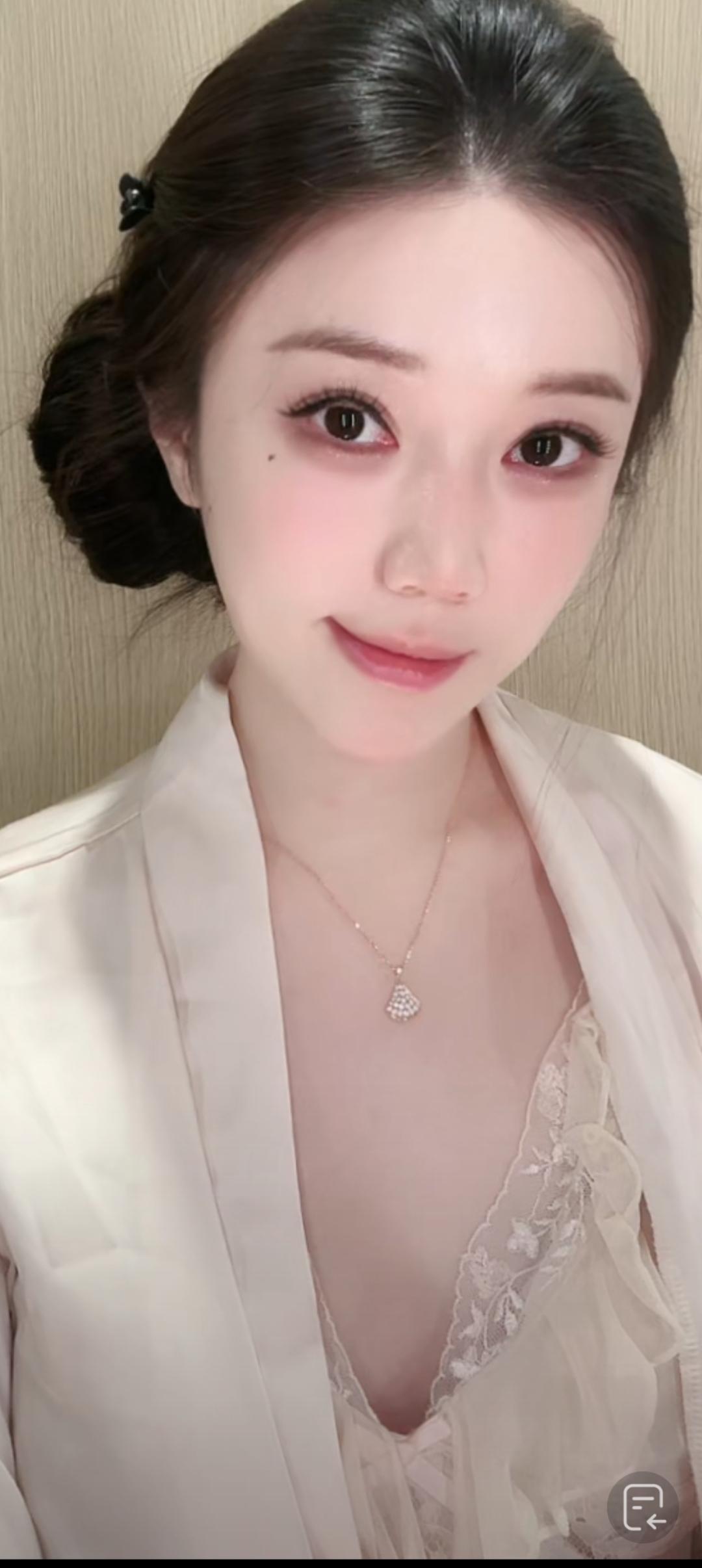 这位女士打扮得很精致。