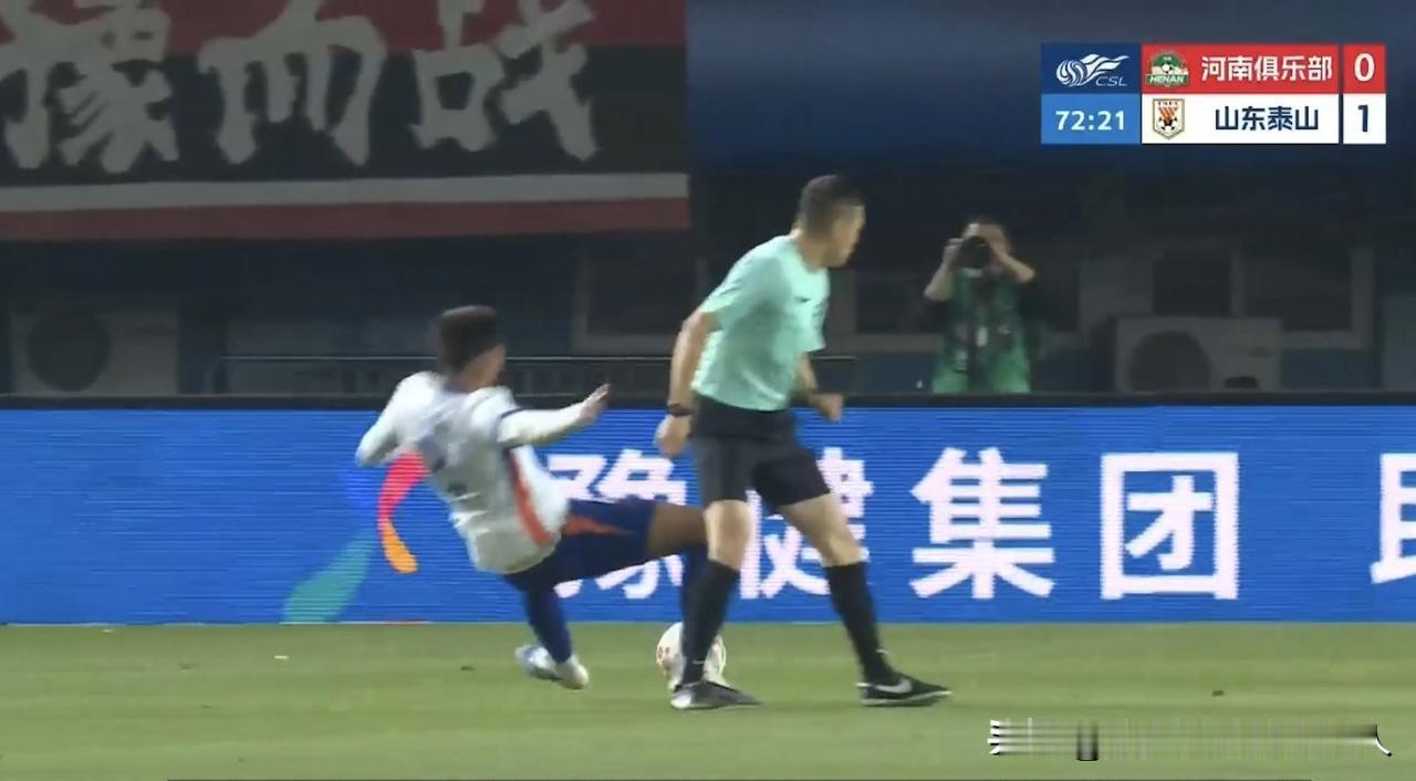 中超鲁豫有约名场面！
名场面一：王国明超级失误送大礼！很多球迷不明白那球王国明为