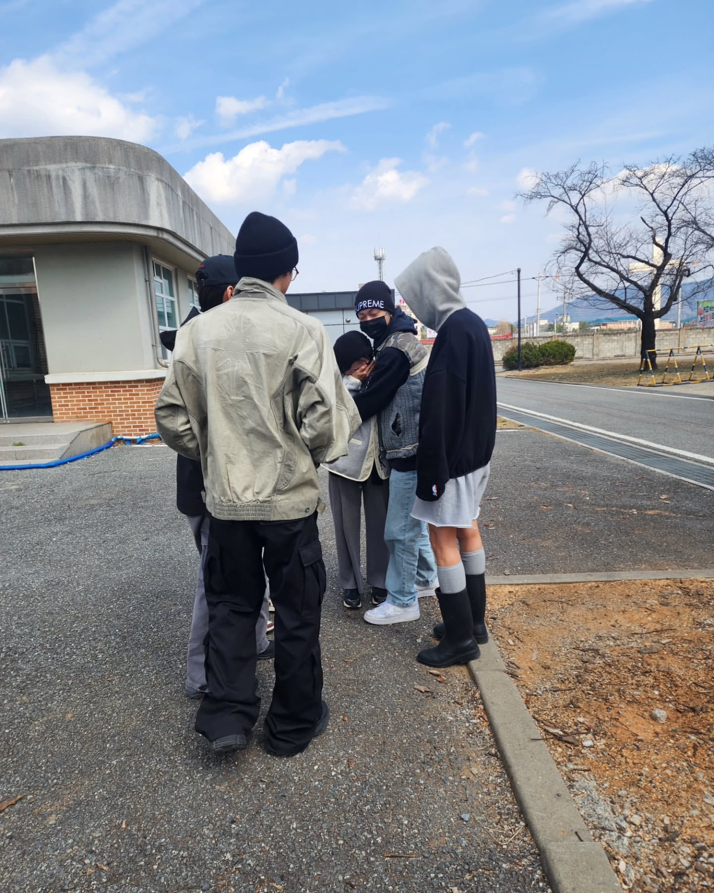 上渊姐姐的Ins更新 因为上渊妈妈没能在上渊入伍前好好拥抱他一下 所以哭了… 看