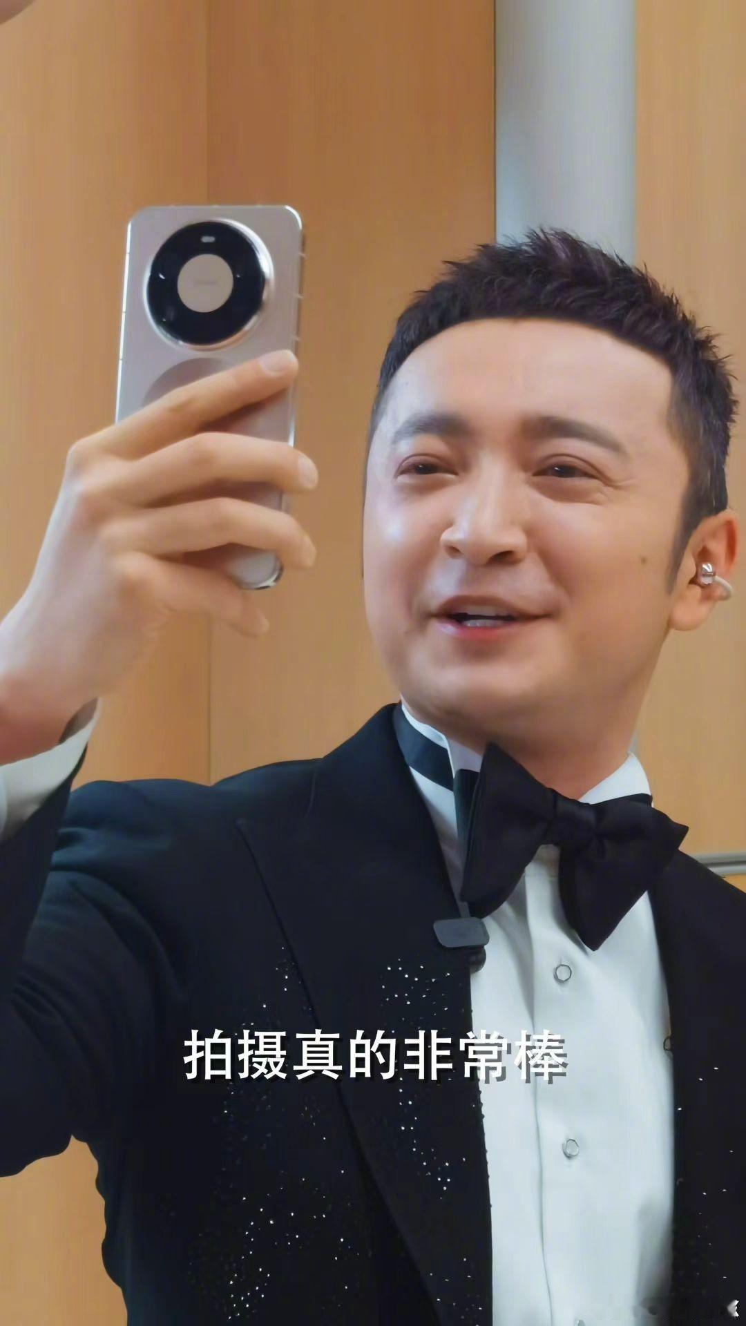 尼格买提Mate80探班春晚后台 小尼探班变“配角”！华为Mate 80系列成春