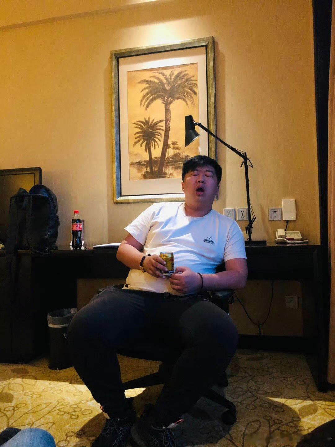 想找上次高铁送王老板回京的照片没找到找到了图一今天又畅聊许久学到了两个词一个是快