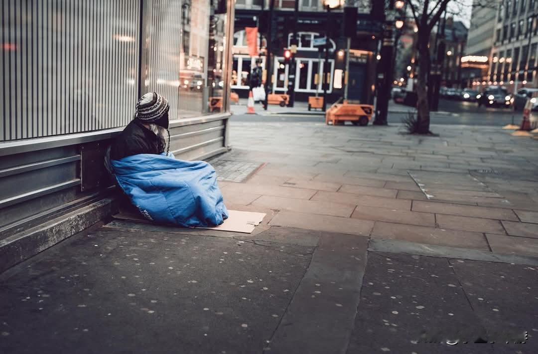 寒夜降至零度以下 ， 英国伦敦启动应急机制，一次转介或许能拯救一条生命！！！
