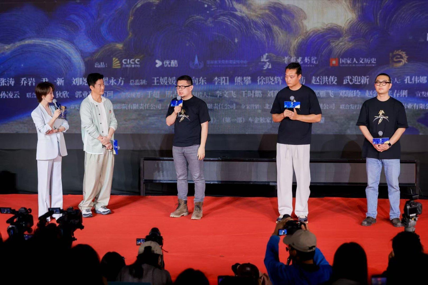 吴京谢楠夫妻合体营业《登月》首映礼超有排面！吴京谢楠夫妻合体营业，吴京担任影片旁