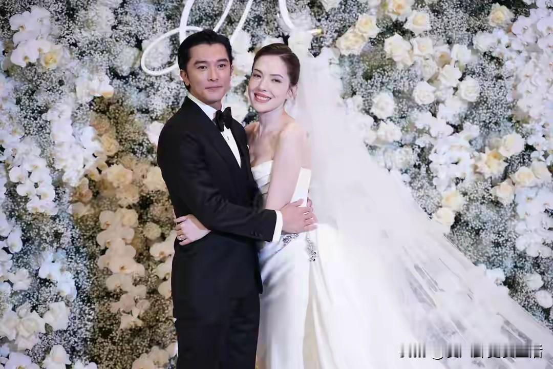 儿子出生了再办婚礼，这也挺好的，结婚生子，正好两样人生大事一下完成了。
邱泽许玮