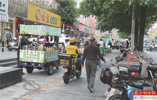 翠竹街道：商铺门口散落垃圾，流动摊贩影响通行