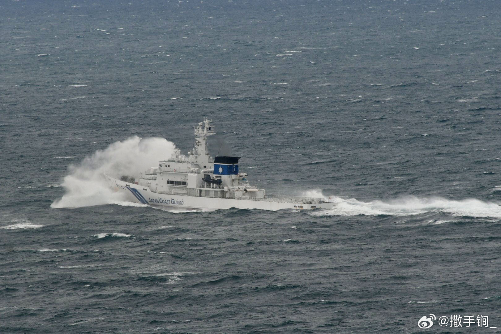 海保PL-01“隐岐”号巡视船昨天在境港岸边的日本海艰难跋涉，并被浪头埋首。一眼