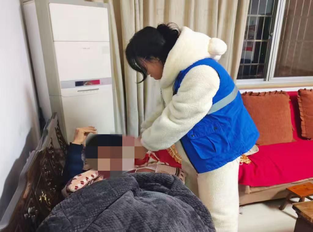 五年她守护孤老的最后归途 宁波宁海岔路镇上金村网格员童飞飞五年悉心照料五保独居老