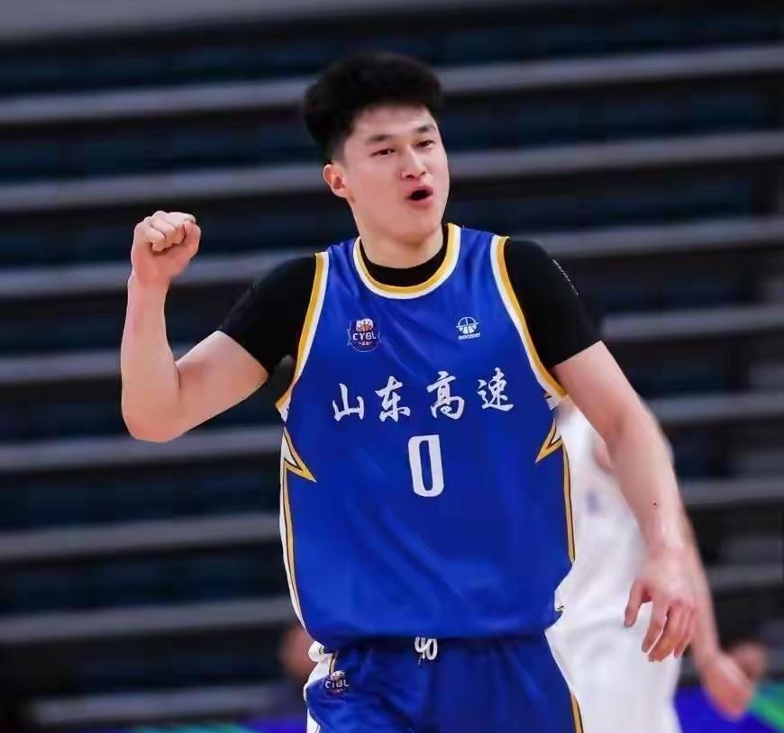 山东高速青训迎来人才井喷！
一线队大名单当中，一共有8名自家青训培养出来的年轻球
