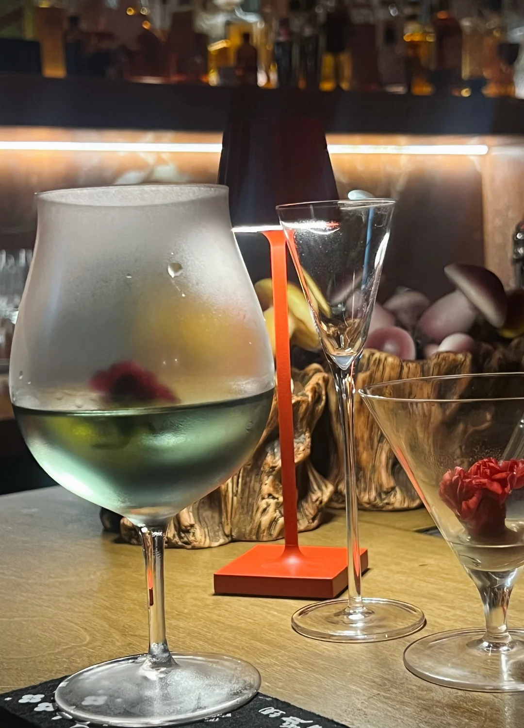 隔壁桌的两个女孩在互戴对戒