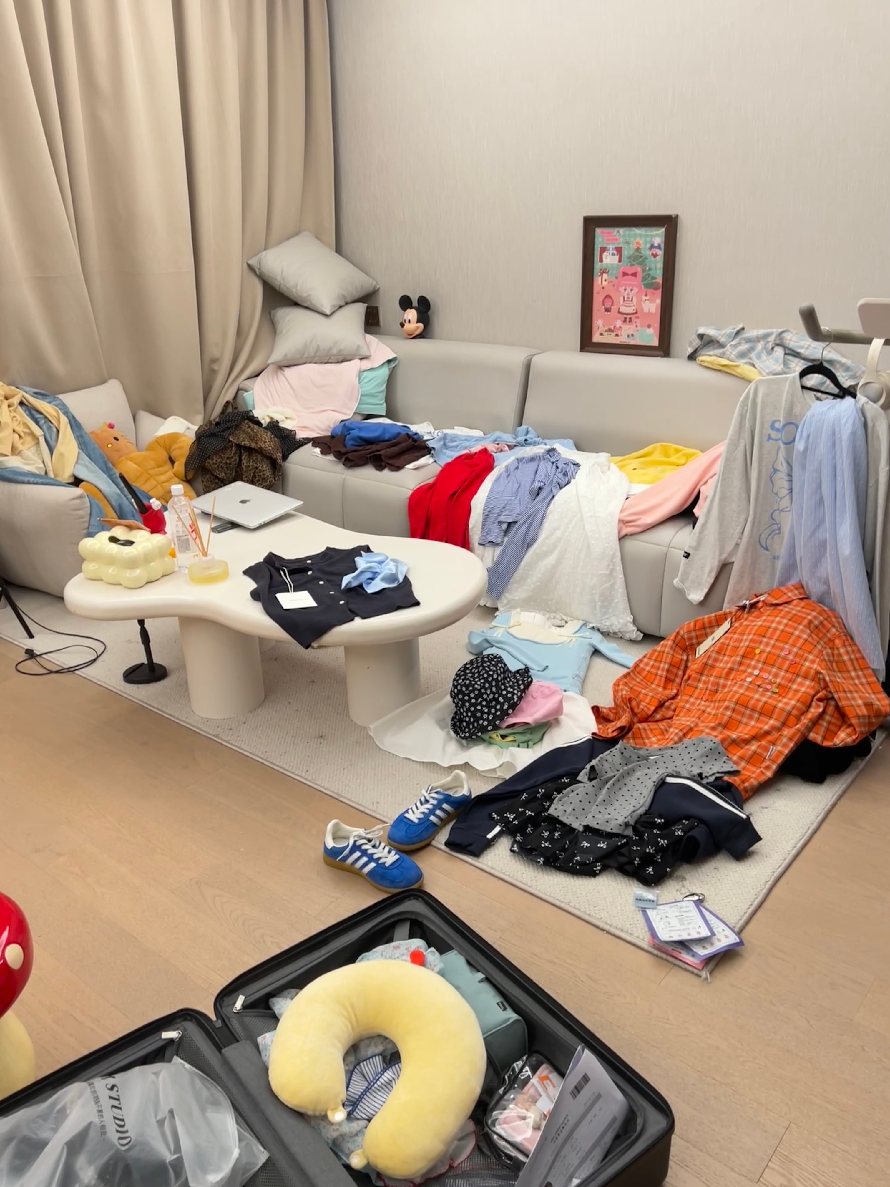 出远门之前是这样的晚上换了美甲 本来想记录vlog的但….没拍 后天再记录吧[太