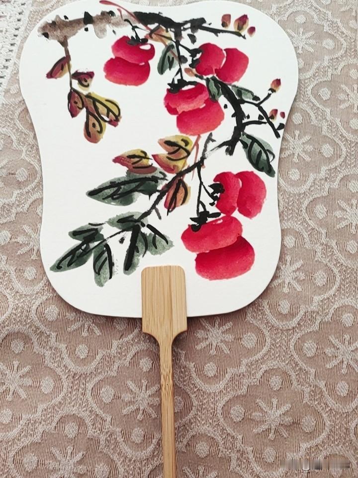 今天小宝回家啦
新年旅游乐哈哈

去了清明上河园
女儿买了一把扇

小宝还自画一