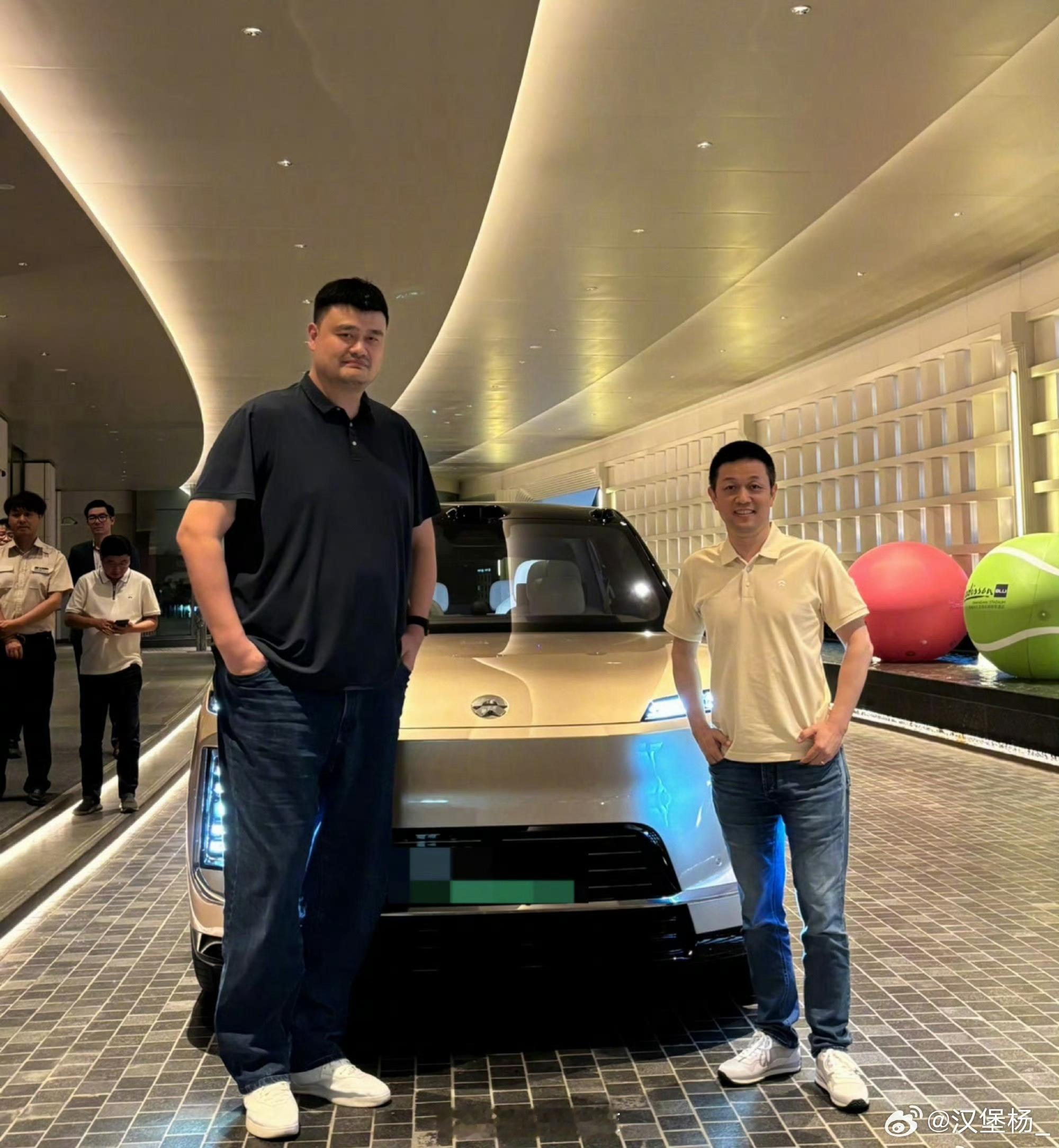 李斌姚明同看总决赛大姚还得配尊贵的 ES9 啊，有一起看 CBA 总决赛的吗？4