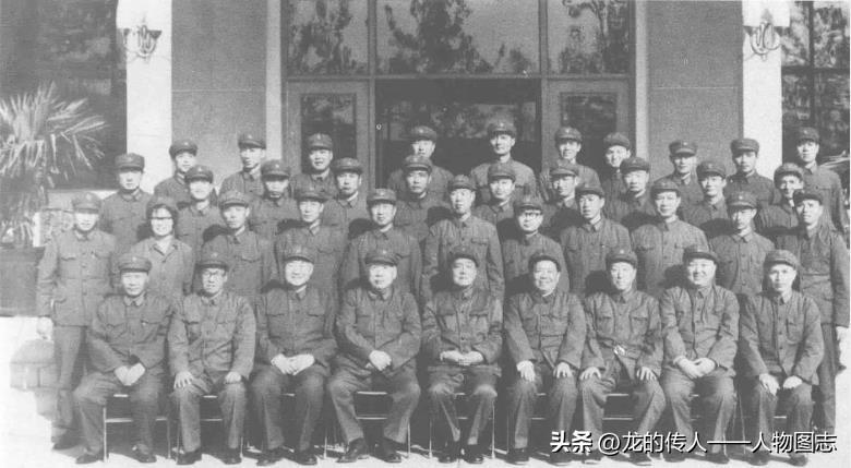 1982年11月2日伍修权(前排左四)陪同杨尚昆(前排中)视察总参机关