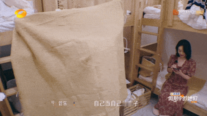 管乐人形移动更衣室 管乐的暖心细节绝了！淋浴间爆满时主动当人形更衣室，用身高给姐