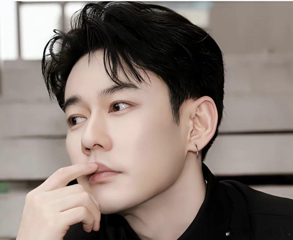 《四喜》里许知冬的扮演者宣言原来也是星二代。他父亲宣晓鸣是国家一级演员，著名配音