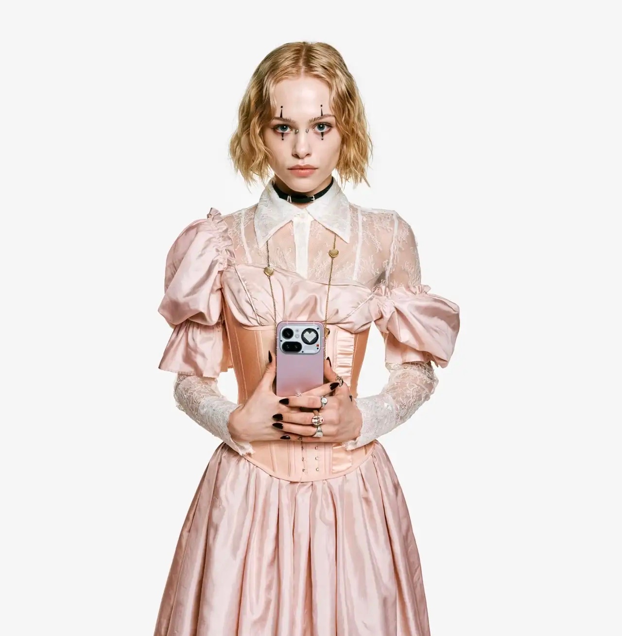 Nothing这次的新机子，在设计上还是玩出了自己的小心思。经典的透明机身+环形