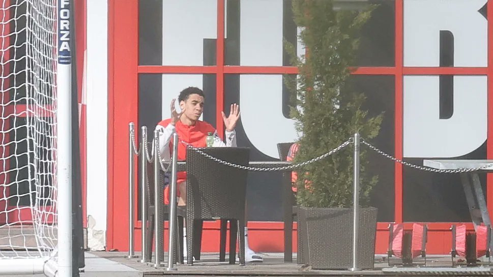 穆夏拉昨天出现在塞贝纳大街，但没有在场上进行训练，他和康复教练西蒙一起坐在走廊上