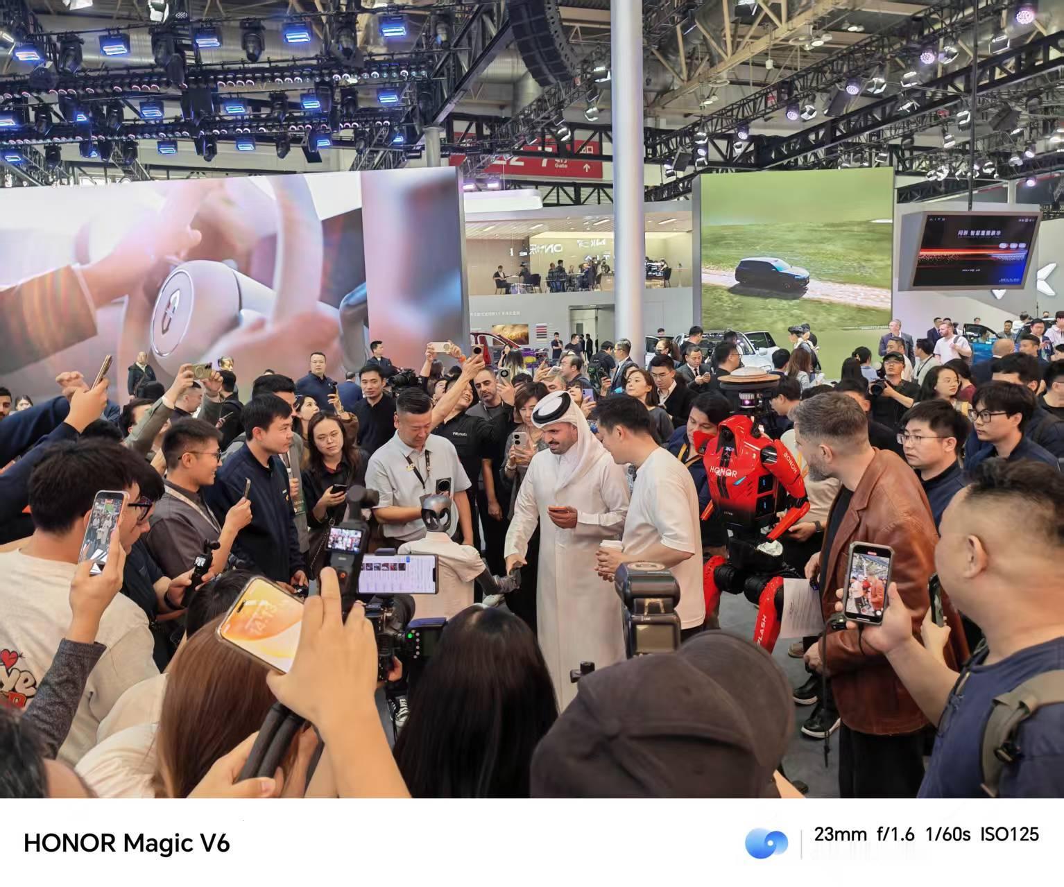 半马冠军的荣耀闪电机器人又来兼职车模了，闪电和元气仔两个机器人走哪都是“明星”，