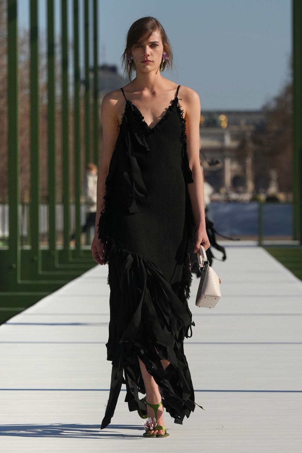 黑裙搭配莲花荷叶高跟鞋，挺美时装周巴黎时装周Dior大秀