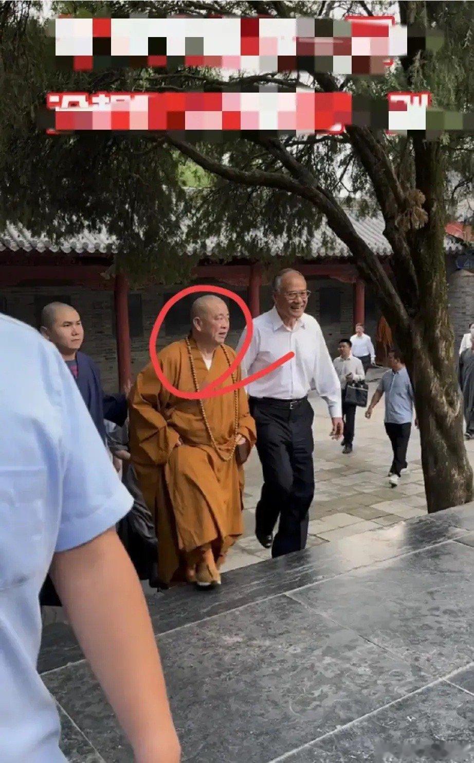 释永信他当方丈那么多年出入随时有僧人陪伴左右不奇怪，但是为什么会出现穿僧袍，但是