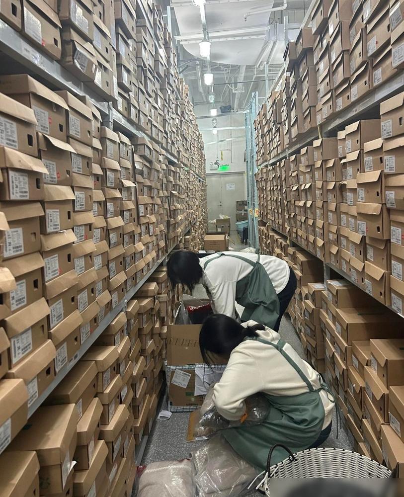 单位新来两个大学生，一个见人就笑，一个低头走路。三个月后，那个低头走路的，被调去