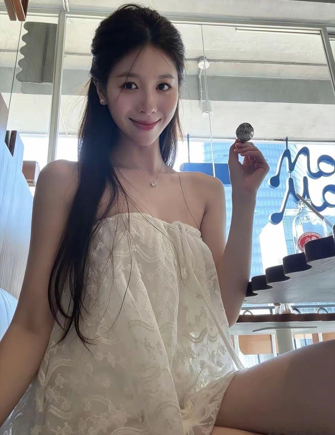 今日街拍，这么好看的姐姐最后都嫁给谁了？