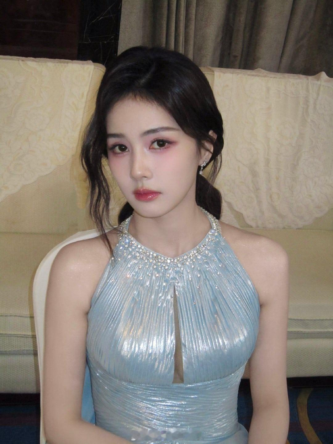 白鹿秒出图范丞丞踩到白鹿裙子   美翻了 