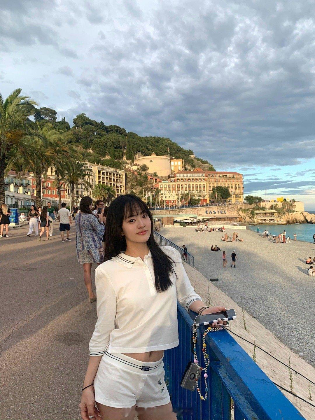 哥哥不仅游戏打得好，找女朋友这方面也算是业界楷模了！[doge]又是悠闲的一天！