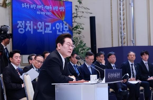 美韩同盟裂痕持续扩大，面对华盛顿的多重施压，李在明选择强硬应对，恰逢此时王毅抵达