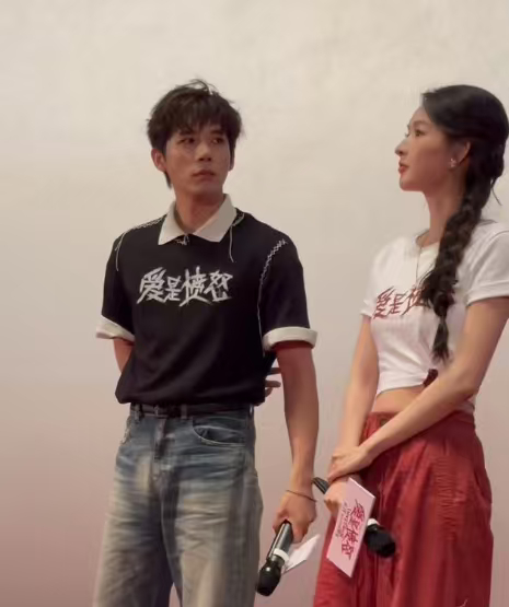 看出来王安宇很爱沈腾了王安宇讲两句看一眼王玉雯沈腾在王安宇身上留下了什么看他聊角