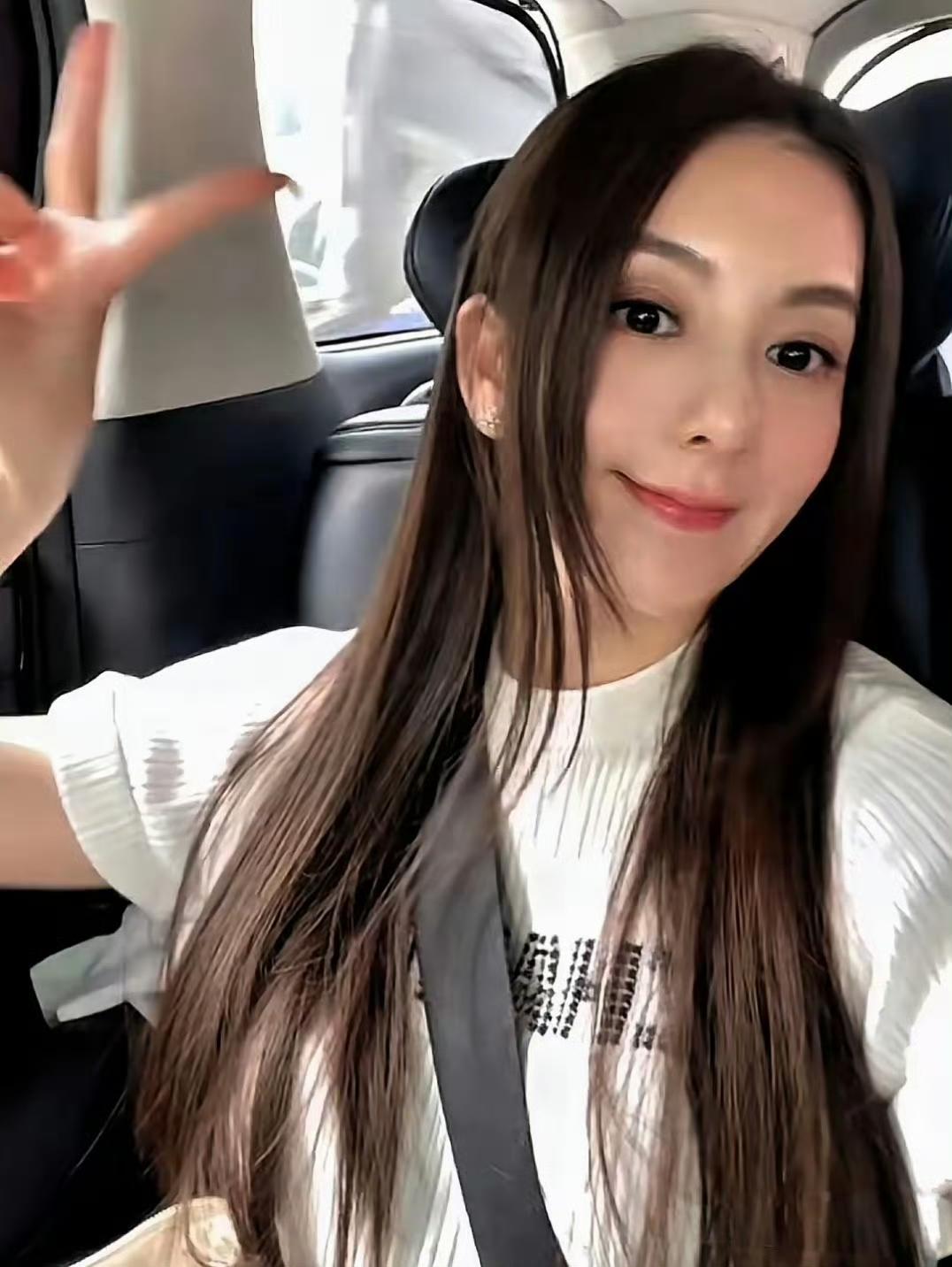 方媛带女儿们体验马术，长女郭咏希身高快赶上妈妈，姐妹俩骑装护具齐全，架势十足。郭