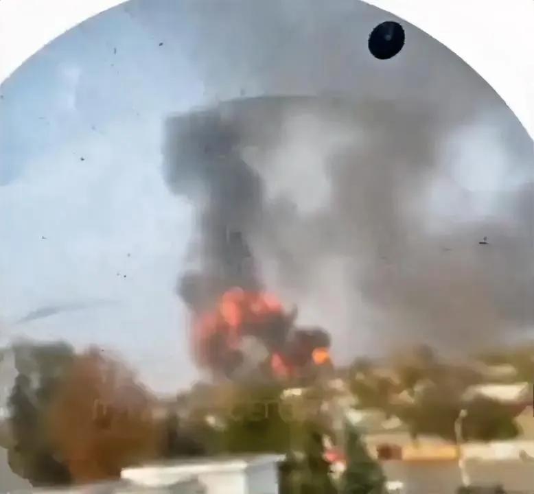 俄占卢甘斯克地区发生大爆炸。

据说是乌克兰发射的远程导弹击中俄罗斯弹药库。
