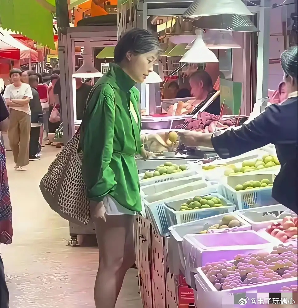 53岁吴越穿几十块的衣服买菜，不遮白发不化妆 网友:自然老去真美 