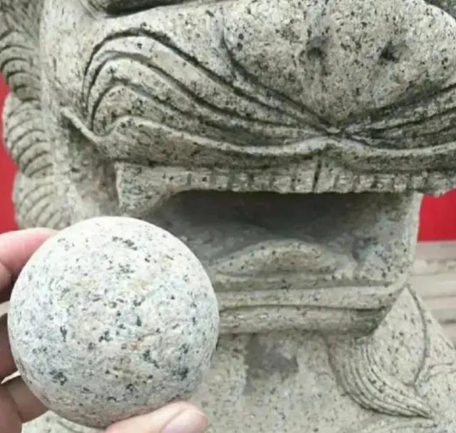 石狮子嘴里的石球有四种放进去的方式：

粘合：将一块石头分别雕成两个半圆，或者雕
